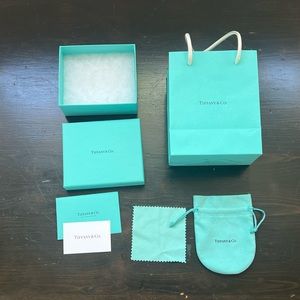 Tiffany gift box, bag, fabric drawstring bag, ribbon, card.
Perfect condition!